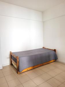 1 dormitorio con 1 cama en una habitación en Playa grande en Mar del Plata