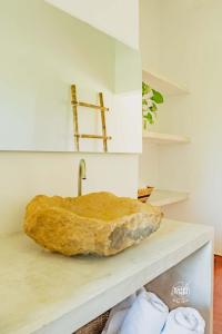 um lavatório de pedra em cima de um balcão em Hotel Vivero Arte Vivo I Quindío I Eje Cafetero em La Tebaida