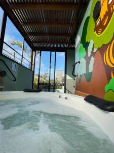 una habitación con una gran piscina con una pintura en la pared en Hospedaria da Lagoa, en Florianópolis