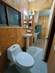 La salle de bains est pourvue de toilettes et d'un lavabo. dans l'établissement "Suite Dreams" Descanso Cerca del Mar, à El Quisco