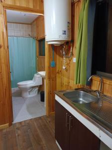 La petite salle de bains est pourvue d'un lavabo et de toilettes. dans l'établissement "Suite Dreams" Descanso Cerca del Mar, à El Quisco