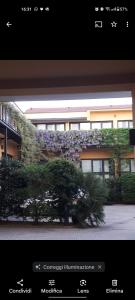 zdjęcie budynku ze ścianą z kwiatami w obiekcie Loft Certosa District con parcheggio privato w Mediolanie