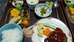 ein Tablett mit Reis und Gemüse darauf. in der Unterkunft Japanese Style Inn Dohzen Miwa in Niimi
