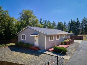 a small house in a yard next to a fence at Modern LUX 4 bdrm - Near Mall, Boeing, Paine Field in Everett