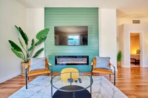 a living room with two chairs and a fireplace at Modern LUX 4 bdrm - Near Mall, Boeing, Paine Field in Everett