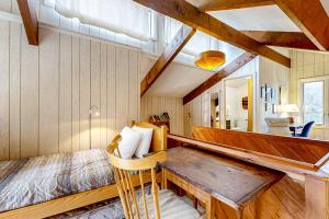 フランコニアにあるRustic Escapeの木製テーブルとベッドが備わる客室です。