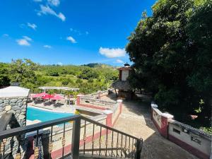 Výhled na bazén z ubytování Villa La Montaña nebo okolí