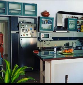 Il comprend une cuisine équipée d'un réfrigérateur et d'un comptoir. dans l'établissement Casa Quinta con pileta Tortuguitas Bs As, à Manuel Alberti