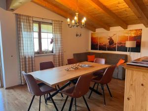 Posezení v ubytování Ferienhaus Zillertal Panorama Blick Balkon Sauna