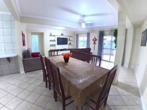 a dining table and chairs in a living room at 124 - Apartamento 3 dormitórios condomínio fechado in Bombinhas