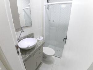 a bathroom with a sink and a toilet and a shower at 124 - Apartamento 3 dormitórios condomínio fechado in Bombinhas +9 photos