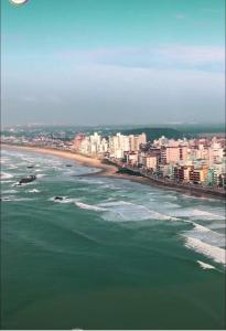 uma vista aérea de uma praia e de uma cidade em Aconchego Sol e Mar em Navegantes