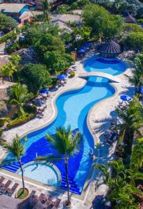 una vista aerea di una piscina in un resort di Casa 70 a Porto Seguro