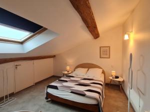 sypialnia z łóżkiem i świetlikiem w obiekcie Gîte Buxières-sous-les-Côtes, 2 pièces, 4 personnes - FR-1-585-90 w mieście Buxières-sous-les-Côtes