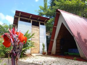 una casetta per cani di piccole dimensioni con tetto rosso di tukamping a Minca