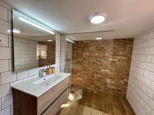 La salle de bains est pourvue d'un lavabo et d'un miroir. dans l'établissement Casa d'avó Coragem, à Seia