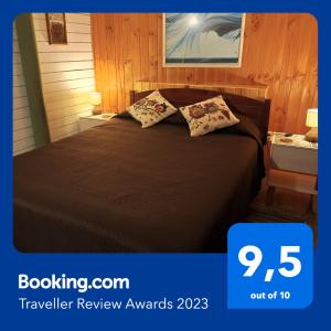 een slaapkamer met een bed met 2 kussens erop bij "Suite Dreams" Descanso Cerca del Mar in El Quisco