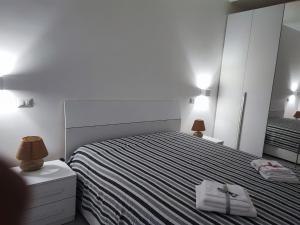 um quarto com uma cama com duas toalhas em Casa vacanze Hoffman em Caltagirone