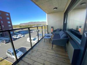 un balcón con vistas a un aparcamiento en New Selfoss Apartment - Stylish & Modern en Selfoss