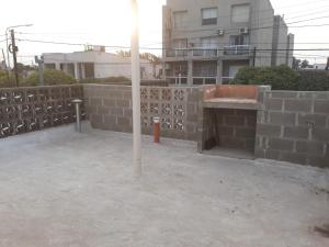 a brick retaining wall in front of a building at La Terrasita in Villa María
