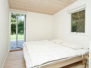 Postel nebo postele na pokoji v ubytování 6 person holiday home in Gilleleje
