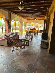 salon z krzesłami, kanapą i stołami w obiekcie Casa de Campo LA MEDALLA w mieście Médano de Oro