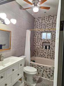 a bathroom with a toilet and a sink and a tub at MercedesHouse in Hermosillo