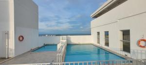 una piscina al lado de un edificio en Hermoso apartamento cerca a las playas de Marbella en Cartagena, en Cartagena de Indias