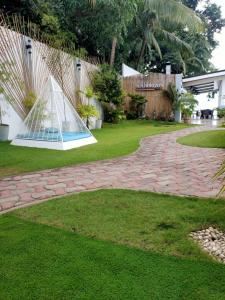 einen Garten mit einer Glaspyramide in der Mitte eines Gartens in der Unterkunft Sea Horizon Resort in Zamboanguita