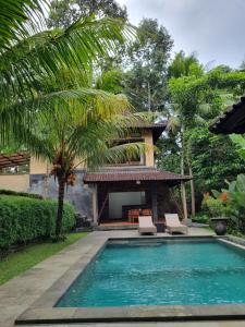 una piscina di fronte a una villa di Mambul Garden Private Villa a Sangeh