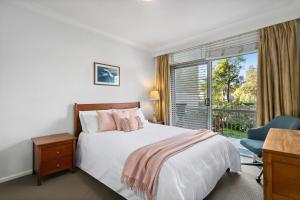 Un pat sau paturi într-o cameră la RAG03 - Balmoral Bliss - Spacious 2 Bedroom Beach Apartment