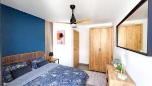 1 dormitorio con 1 cama y ventilador de techo en Villa Zephyr con piscina privada., en Gran Tarajal