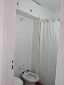 uma casa de banho branca com um WC e um chuveiro em Altos de Yrigoyen em Concordia