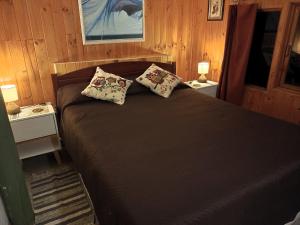 - une chambre avec un lit avec deux tables et deux oreillers dans l'établissement "Suite Dreams" Descanso Cerca del Mar, à El Quisco