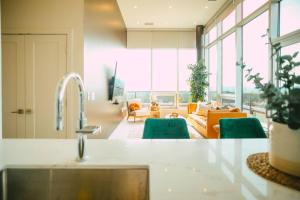 uma cozinha com um lavatório e uma sala de estar em NEW Luxury 2BR Penthouse Apt In Central Halifax em Halifax
