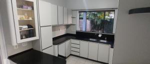 Kuchyň nebo kuchyňský kout v ubytování Casa 4 quartos com piscina