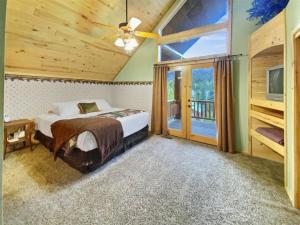 The Bison At Panguitch Lake في بانغويتش: غرفة نوم بسرير وشرفة