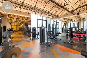 une salle de sport avec des tapis roulants et des appareils d'exercice dans un bâtiment dans l'établissement Scarletz Suites KLCC, Travelet, à Kuala Lumpur