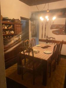 comedor con mesa con sillas y cocina en Casa com cachoeira e rio particular, en Petrópolis