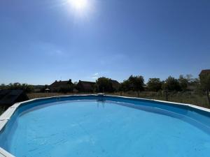 una gran piscina azul en un patio en Gîte Chappes (Allier), 4 pièces, 6 personnes - FR-1-489-90, en Chappes