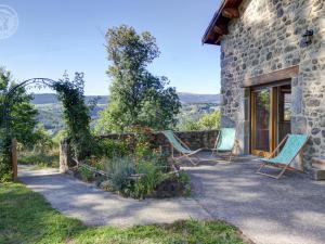 ChevelièreにあるMaison en pierre avec sauna et jardin à Chalmazel - FR-1-496-39の石造りの家(椅子2脚付)