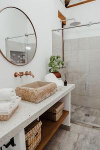 ein Badezimmer mit Waschbecken und Spiegel in der Unterkunft Chuensuca: naturaleza y bienestar in Villa de Leyva