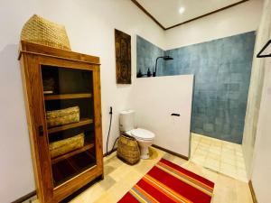 Ένα μπάνιο στο La Plage Flaner Beachfront Nusa Penida +43 φωτογραφίες