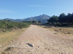 a dirt road with a mountain in the background at Casa nueva a pie de la Sierra de Guadarrama in Moralzarzal