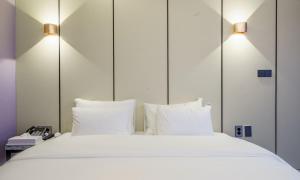 G7 Hotel客房内的一张或多张床位