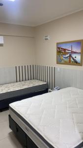 ein Schlafzimmer mit 2 Betten und einem Wandgemälde in der Unterkunft Spazzio diRoma com acesso ao Acqua Park, Caldas Novas in Caldas Novas