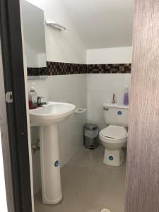 a bathroom with a sink and a toilet at Casa Esquina Condominio Diomedes Daza Valledupar in Valledupar