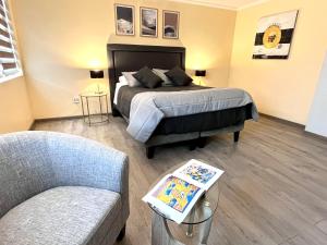 1 dormitorio con 1 cama, 1 sofá y 1 silla en Skyline Santiago, en Santiago