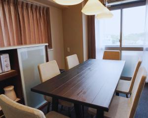 een conferentieruimte met een houten tafel en stoelen bij Beagle Tokyo Hostel＆Apartments in Tokyo