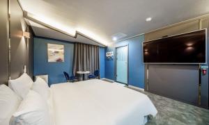 G7 Hotel客房内的一张或多张床位